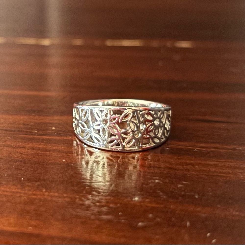 Elegant Silver flower Ring size 8
